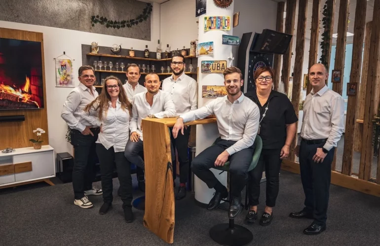 Teamfoto des Versicherungsmakler-Teams von Falkner und Partner in Oberösterreich