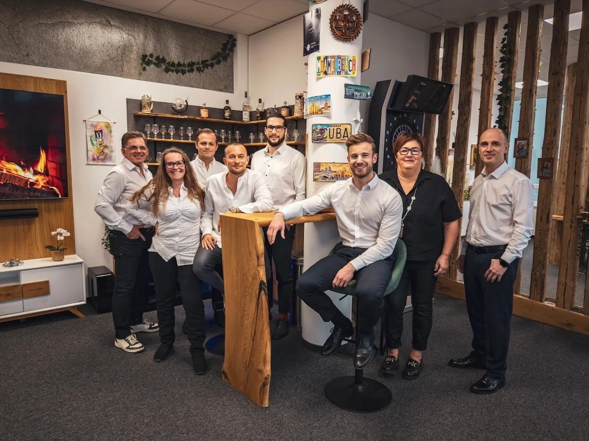 Teamfoto des Versicherungsmakler-Teams von Falkner und Partner in Oberösterreich